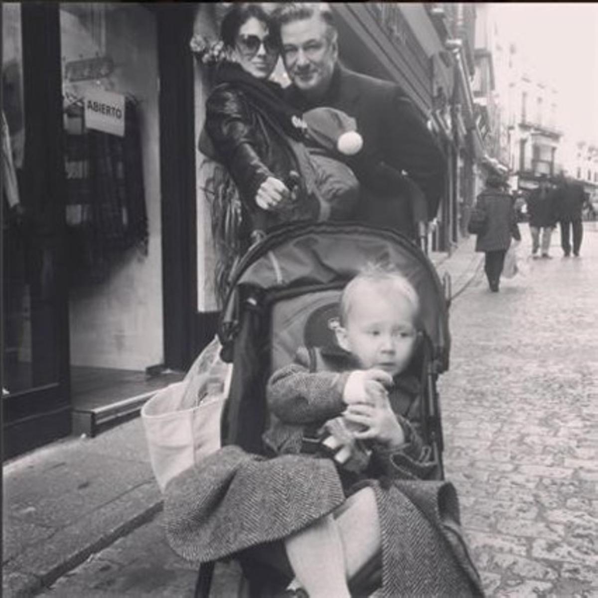 Alec Baldwin, amb la seva dona, Hilaria, i els seus fills, Carmen, al cotxet, i Rafa, a coll d’Hilaria, passegen per Toledo. Alec Baldwin, amb la seva dona, Hilaria, i els seus fills, Carmen, al cotxet, i Rafa, a coll d’Hilaria, passegen per Toledo.