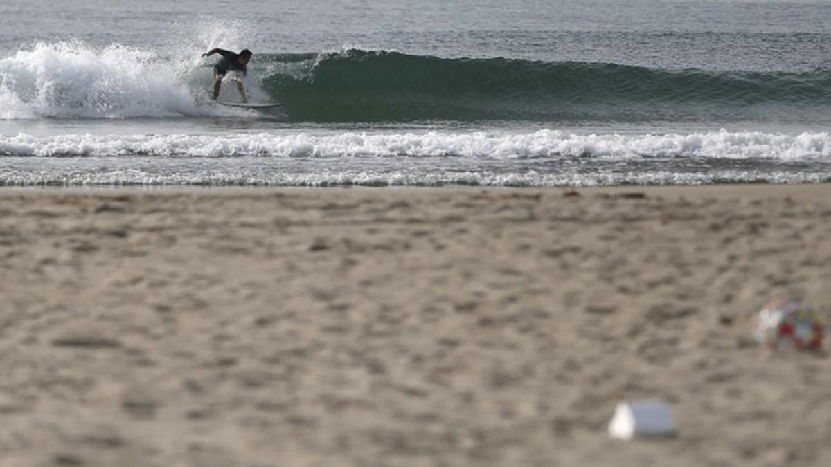 Un surfista se desliza sobre las olas en la playa de Toyoma, a 50 kilómetros de la central nuclear de Fukushima.