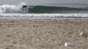 Un surfista llisca sobre les onades a la platja de Toyoma, a 50 quilòmetres de la central nuclear de Fukushima.