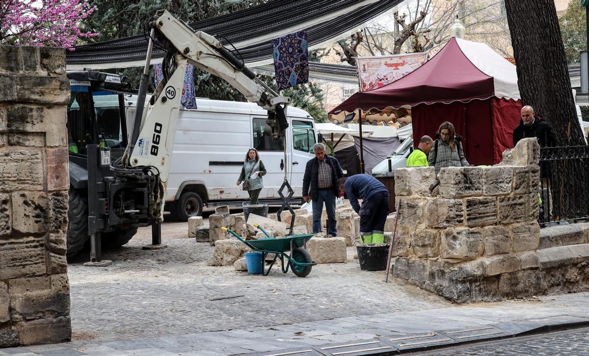 Entrada al Parque de la Glorieta, con los restos en el suelo de uno de los pilares