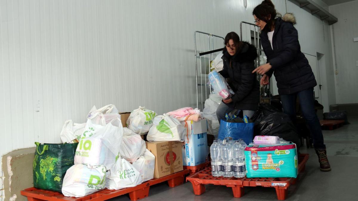 Dues voluntàries preparen el material que s’enduran fins a la frontera de Polònia amb Ucraïna | ACN