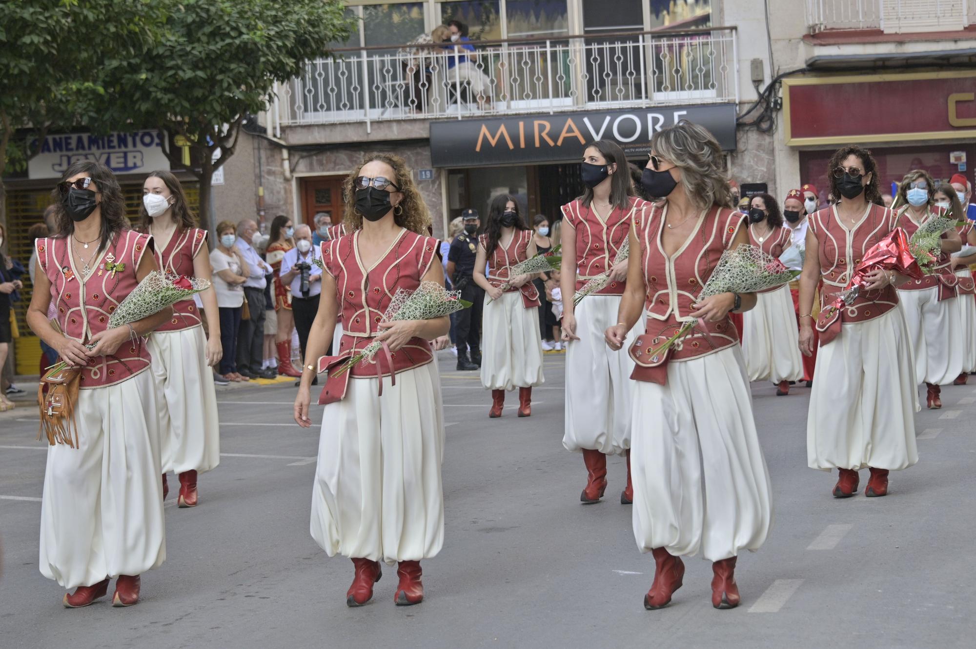 Crevillent celebra el primer desfile de Moros y Cristianos en la provincia con mascarilla