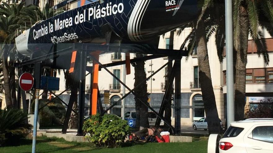 A la sombra de &quot;La perla negra&quot; de la Volvo en la plaza del Mar de Alicante