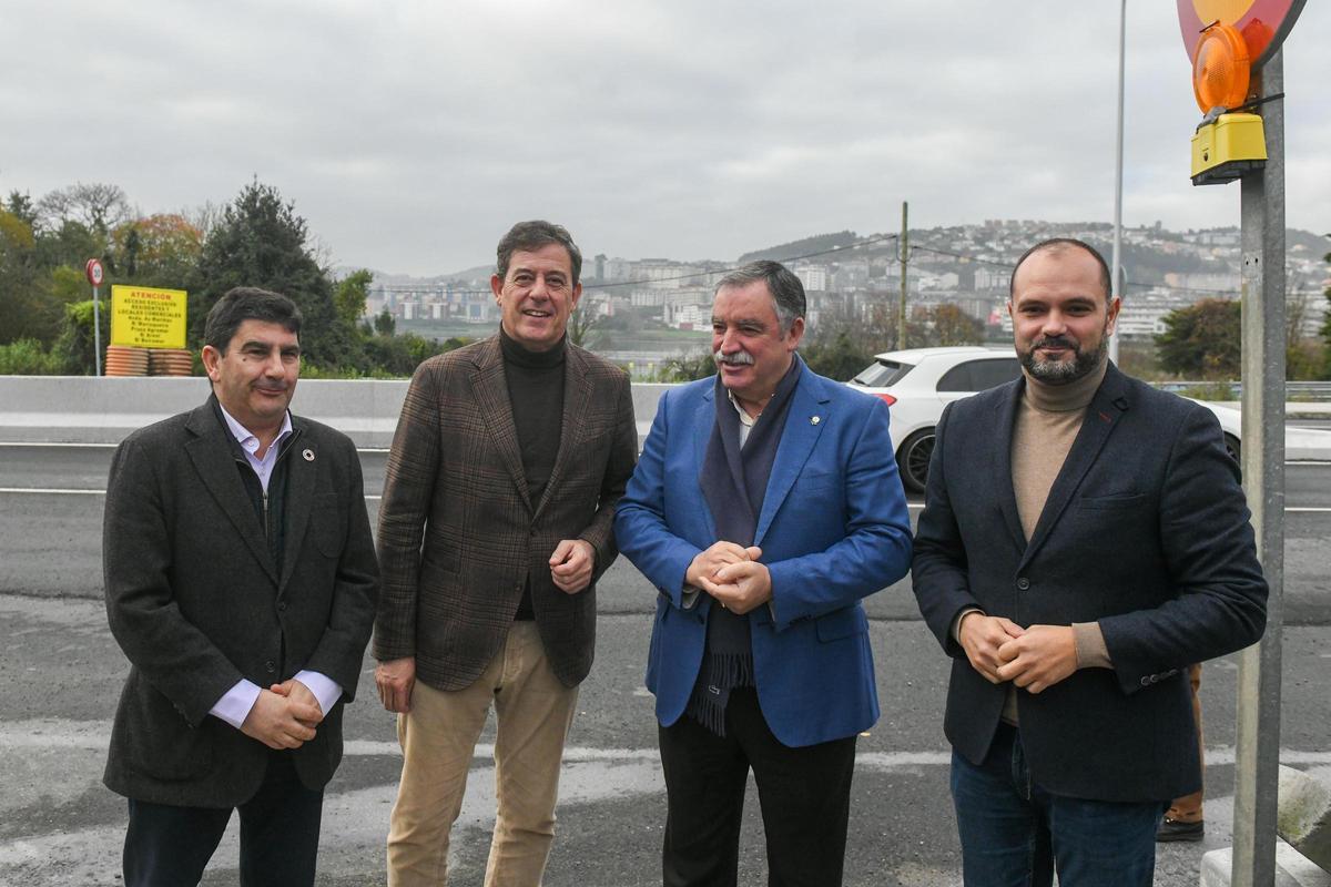El delegado del Gobierno, el diputado socialista, el alcalde de Oleiros y el diputado provincial, de izquierda a derecha, ayer en la AC-12 en Sol y Mar.