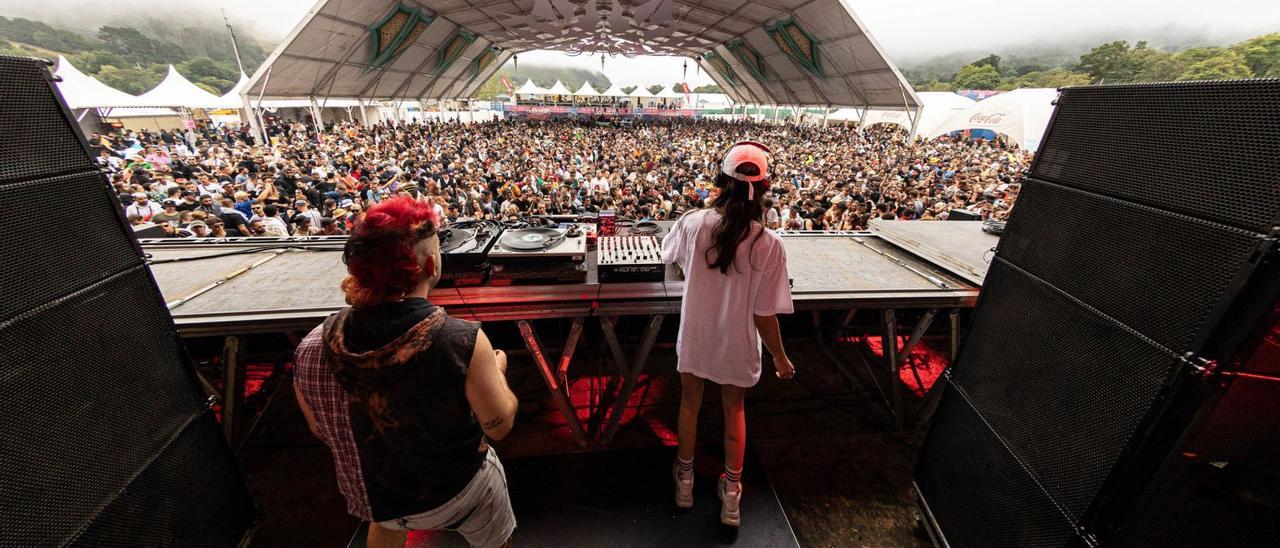 Un momento del «b2b» de  Helena Hauff y Hector Oaks, ayer, en el Aquasella, ante miles de asistentes a la actuación. | Adrián Prieto