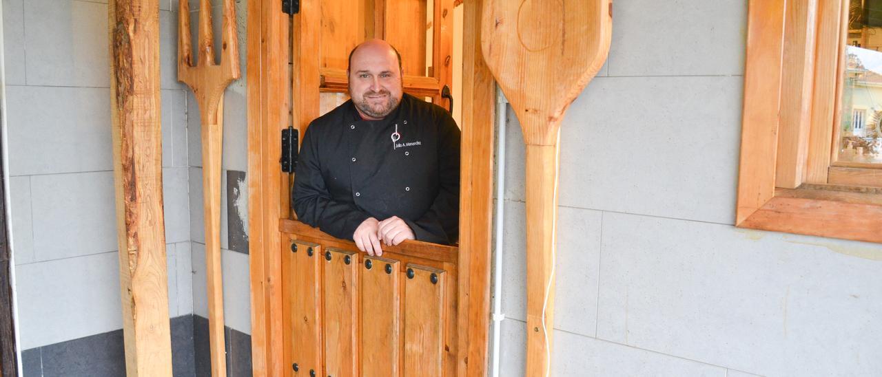 El cocinero Julio Menéndez, &quot;Julín La Raíz&quot;, a la entrada de su casa de comidas.