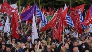 Asistentes al mitin final de campaña de Alexis Tsipras, candidato de Syriza, este jueves en la plaza Sintagma de Atenas.
