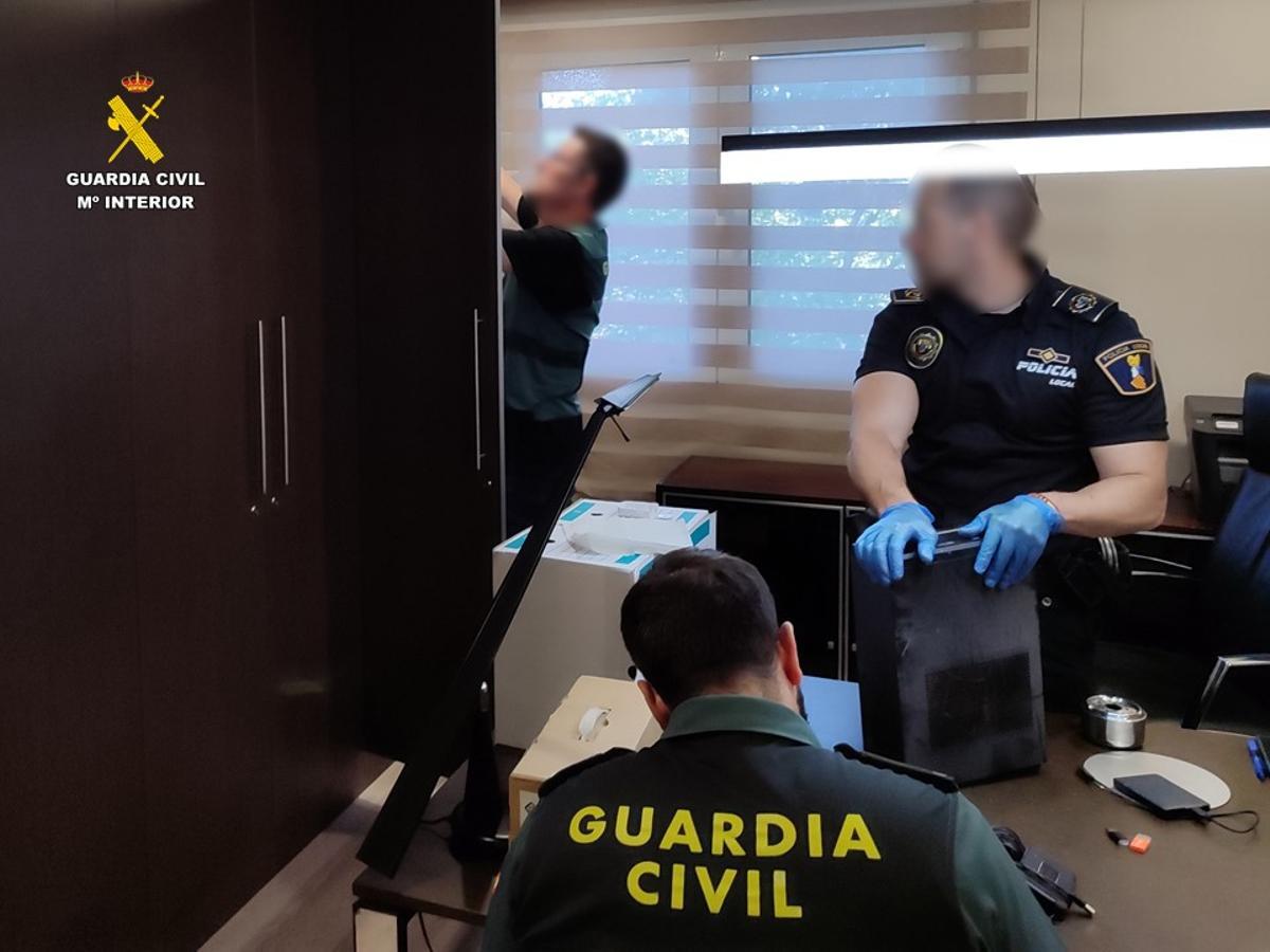 Detenido el gerente de una asesoría de Sax por grabar a trabajadoras y clientas con 30 cámaras espía