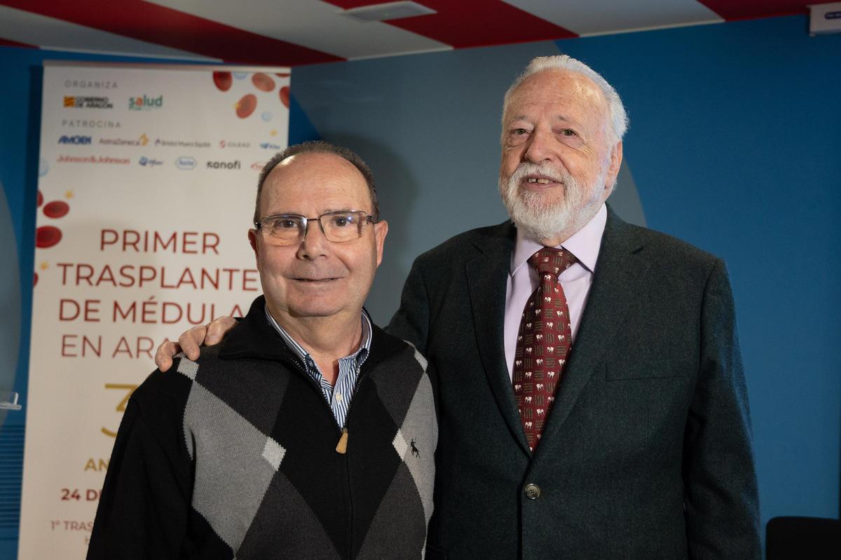 Pedro Compais, primer trasplantado de médula en el Miguel Servet, con el jefe de Hematología de entonces, Manuel Giralt.