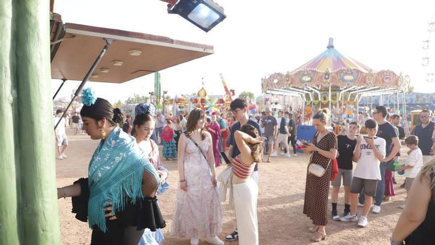 Los precios de los ‘cacharritos’ bajo lupa, ¿cuánto cuesta montarse en una atracción en la Feria de Córdoba?