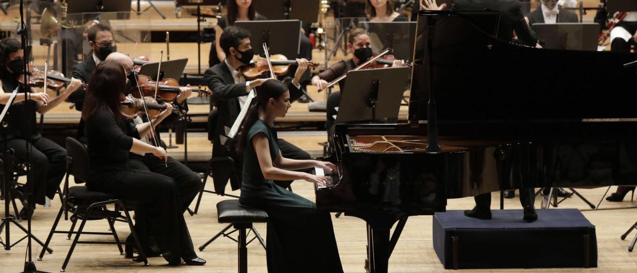 Alexandra Dovgan, al piano, ayer, junto a la OFIL. | Fernando Rodríguez