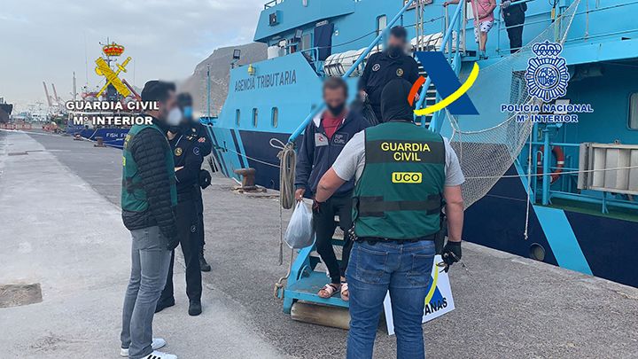 Interceptado un pesquero con 560 kilos de cocaína al norte de las Islas Canarias