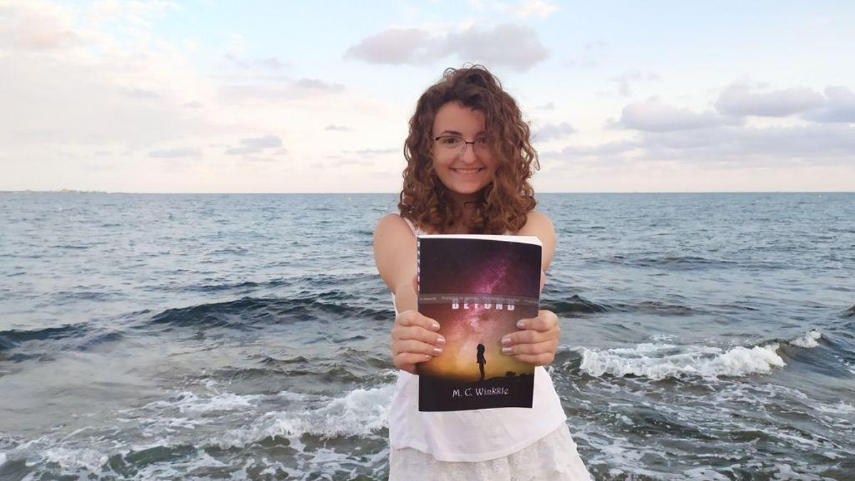 María Cuadrado con su primera novela 'Beyond'.