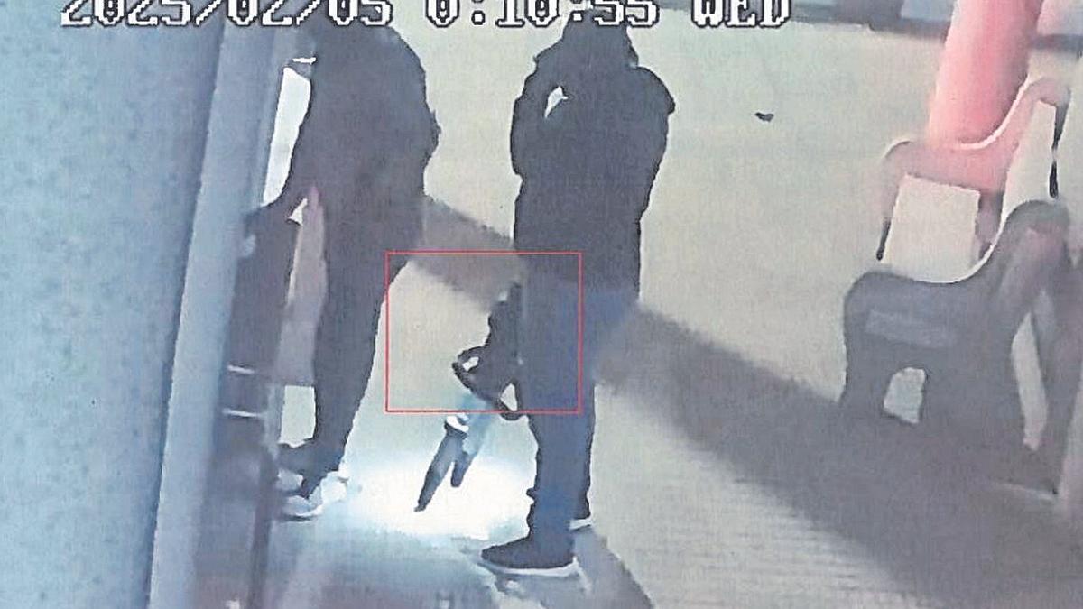 Los ladrones en el robo de un cajero en un ayuntamiento con la pinza hidráulica sustraída a los bomberos.