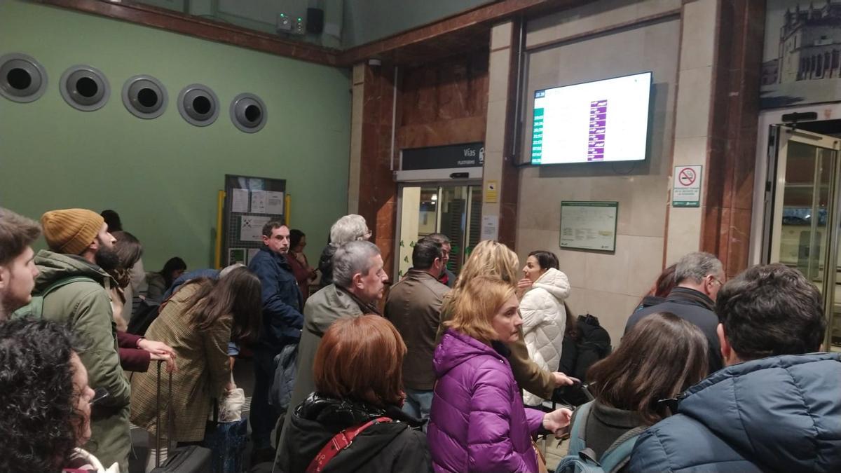 Los pasajeros de la estación de tren de Zamora atienden a la pantalla de información
