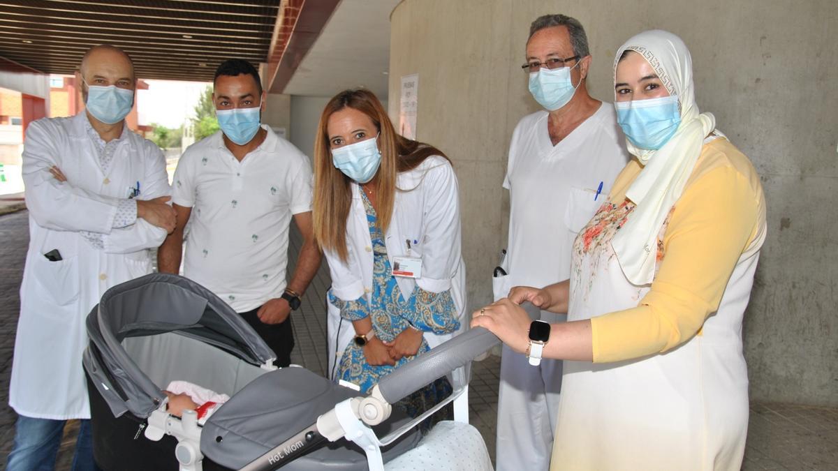 Fátima (d), muy agradecida al trabajo de los sanitarios de Vinaròs que salvaron su vida y la de su bebé Almas durante la pandemia.