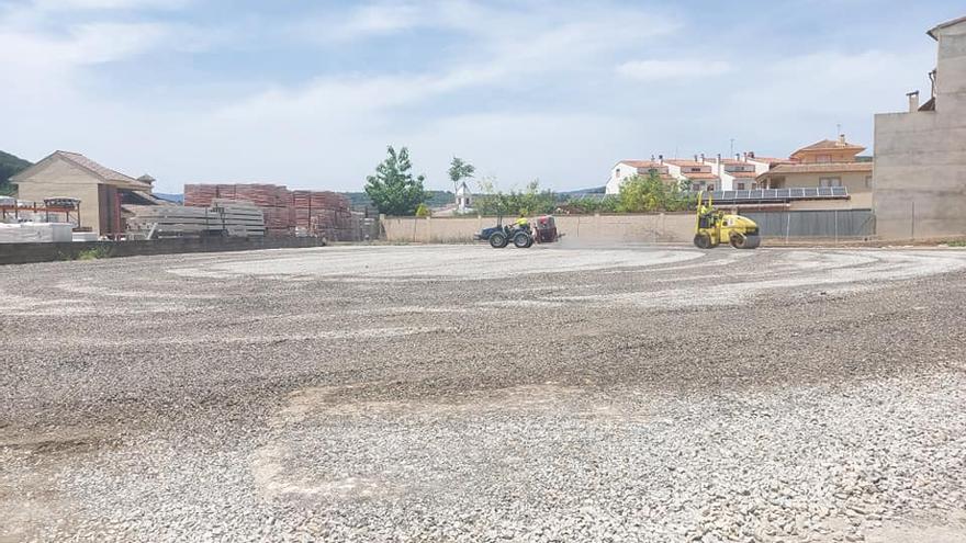 La brigada municipal ha llevado a cabo los trabajos en el parking.