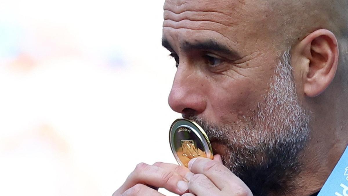 Guardiola besa la medalla de campéon de la Premier en Manchester.