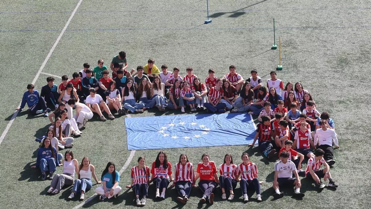 El colegio gijonés de la Inmaculada pone el colofón en familia a unas multitudinarias fiestas