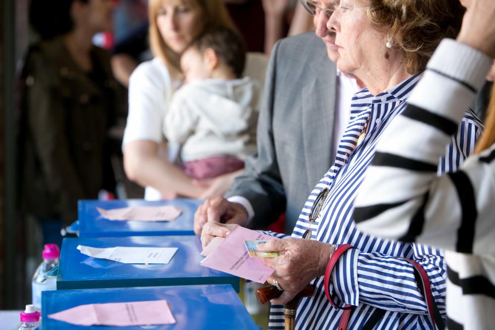 Jornada electoral en el Mercado central de Alicante.