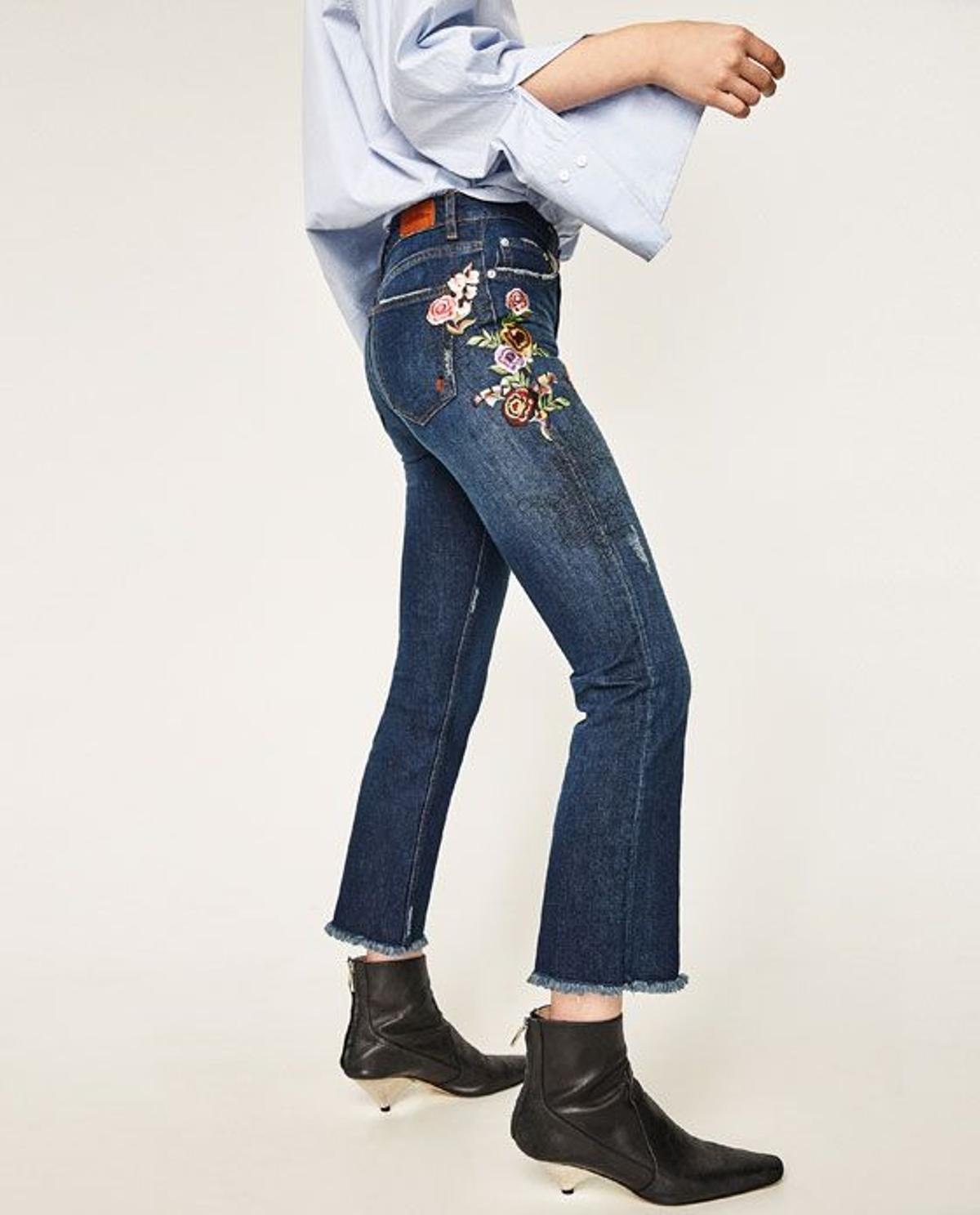 Rebajas 2017, jeans bordados de Zara (39,95€)