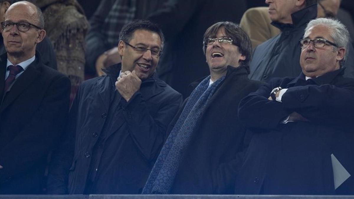 Bartomeu, presidente del Barça, y Carles Puigdemont, el president de la Generalitat, en el palco del Camp Nou en el Barça-Athletic.