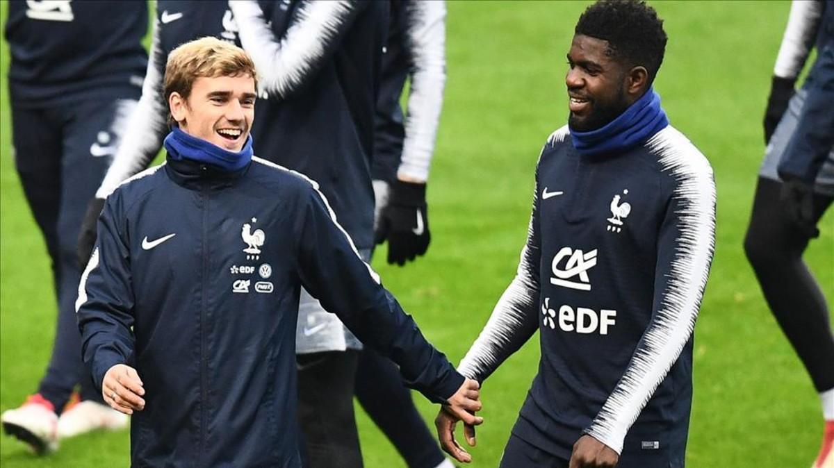 Griezmann y Umtiti bromean durante una sesión con la selección francesa