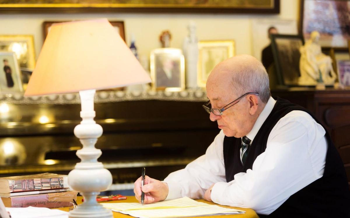 Rogelio Groba, con su obra ‘Na Suaviña’.   | // VÍCTOR ECHAVE