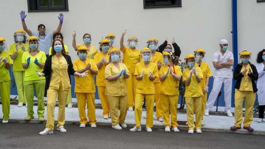 Las trabajadoras de la residencia Nuestra Señora dos Miragres en Barbadás y algún residente celebran sus &quot;negativos&quot;. // Carlos Peteiro