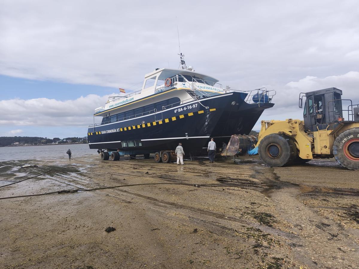 El «Gran Cormorán Jet», en el dique seco para ponerse a punto.