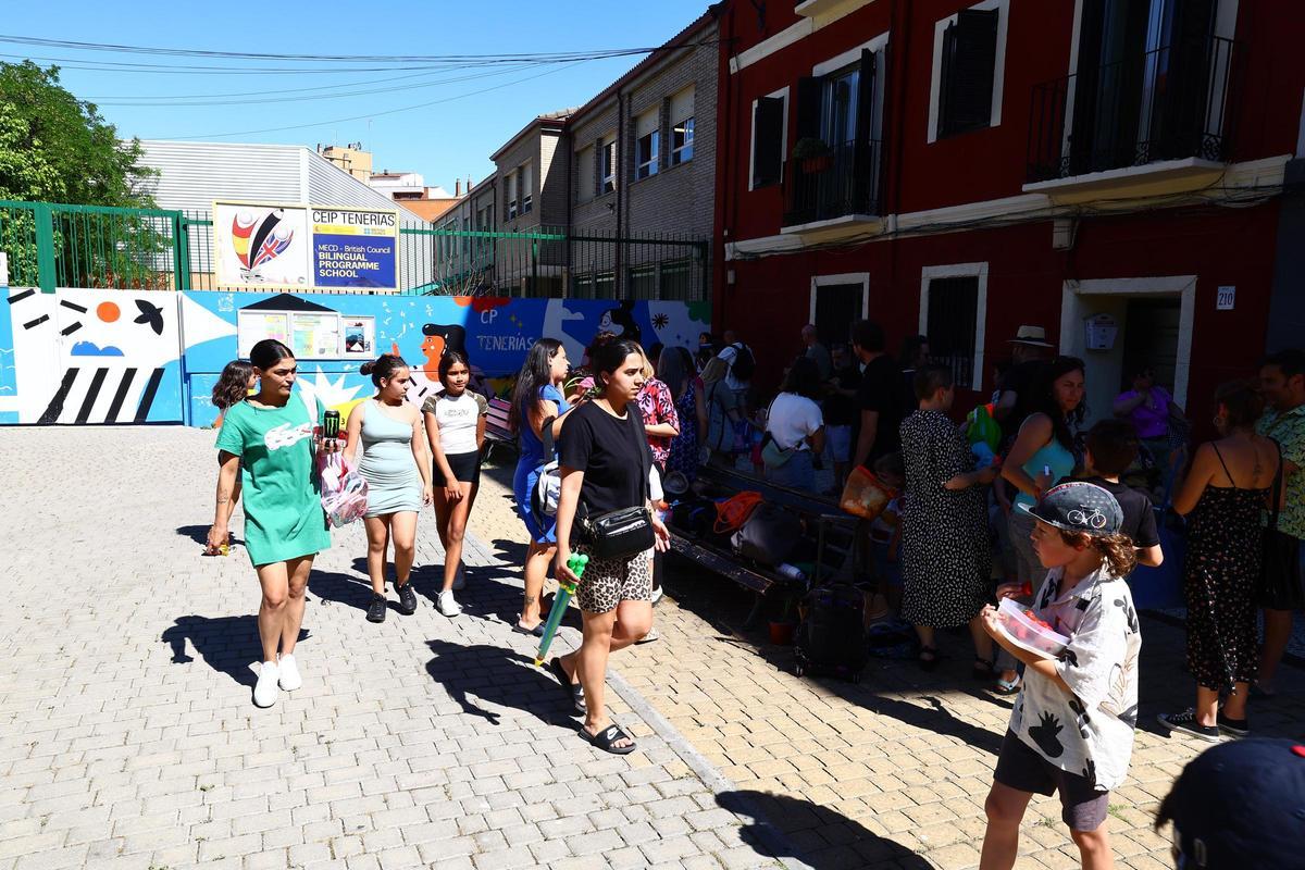 Alumnos del Tenerías juegan con pistolas de agua para evidenciar el calor en las aulas.