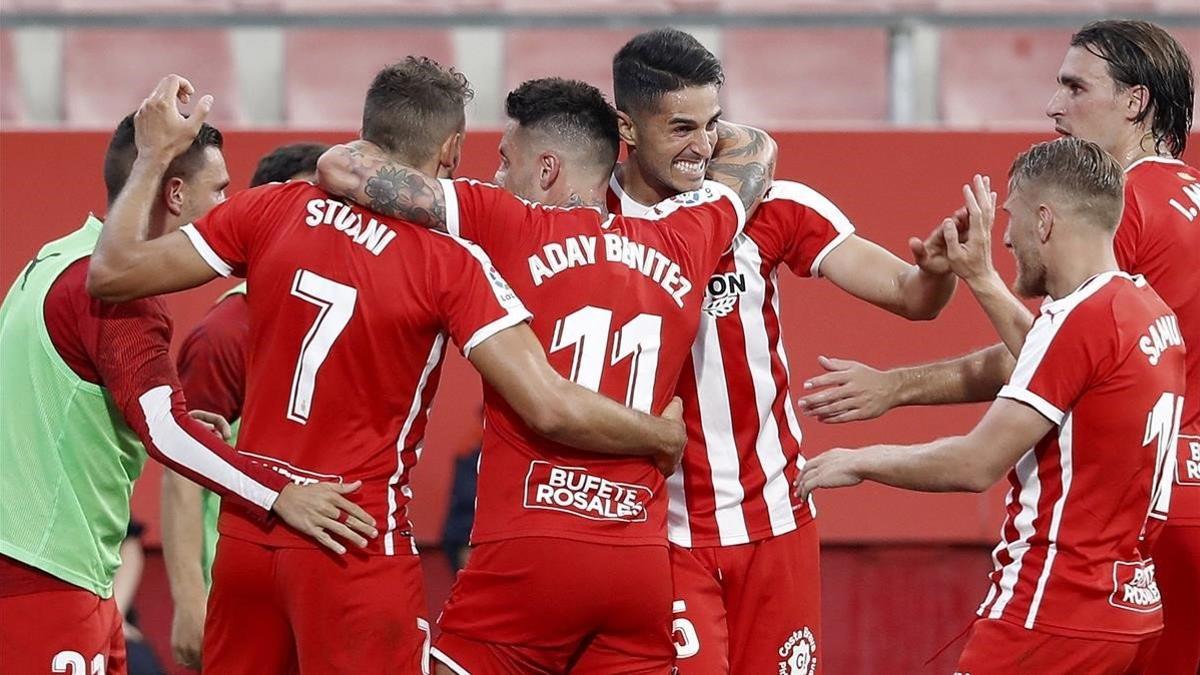 Los jugadores del Girona celebran el gol de Stuani al Almería en el partido de ida, en Montilivi.