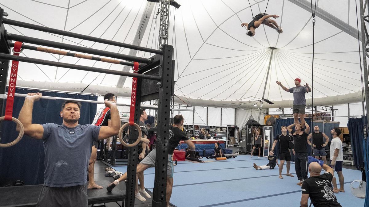 Artistas entrenan en la carpa artística del Cirque du Soleil