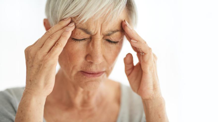 Una imagen de archivo de una mujer con migrañas.