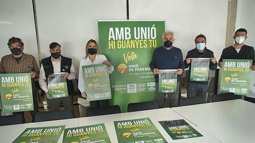 Enganxada de cartells simbòlics a la seu d&#039;Unió de Pagesos de Girona.