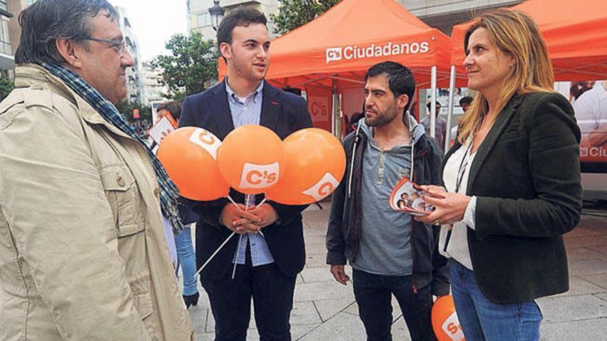 Rey, a la derecha, en un acto en Vilagarcía.