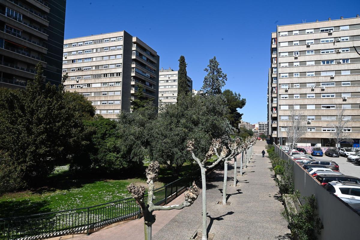 Los jardines vallados son una de las señas de identidad de esta gran urbanización.