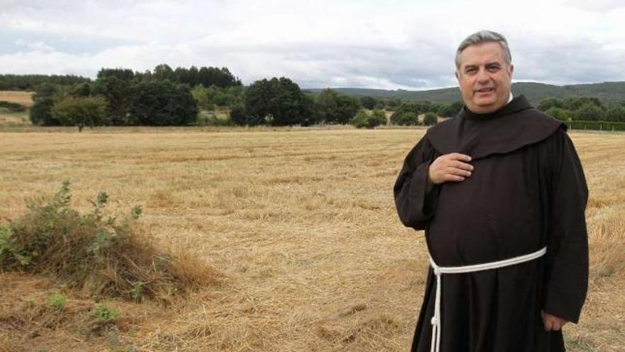 José Rodríguez Carballo, en una reciente visita a su pueblo, Lodoselo, en Ourense. / jesús regal