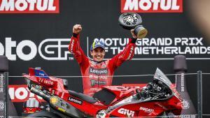 Assen (Netherlands), 29/06/2025.- Marc Marquez from Spain, Ducati, celebrates on the podium after winning the MotoGP race at the 100th Edition of the Motorcycling TT Assen in Assen, The Netherlands, 29 June 2025. (Motociclismo, Países Bajos; Holanda, España) EFE/EPA/VINCENT JANNINK. gp paises bajos 2025. circuito assen