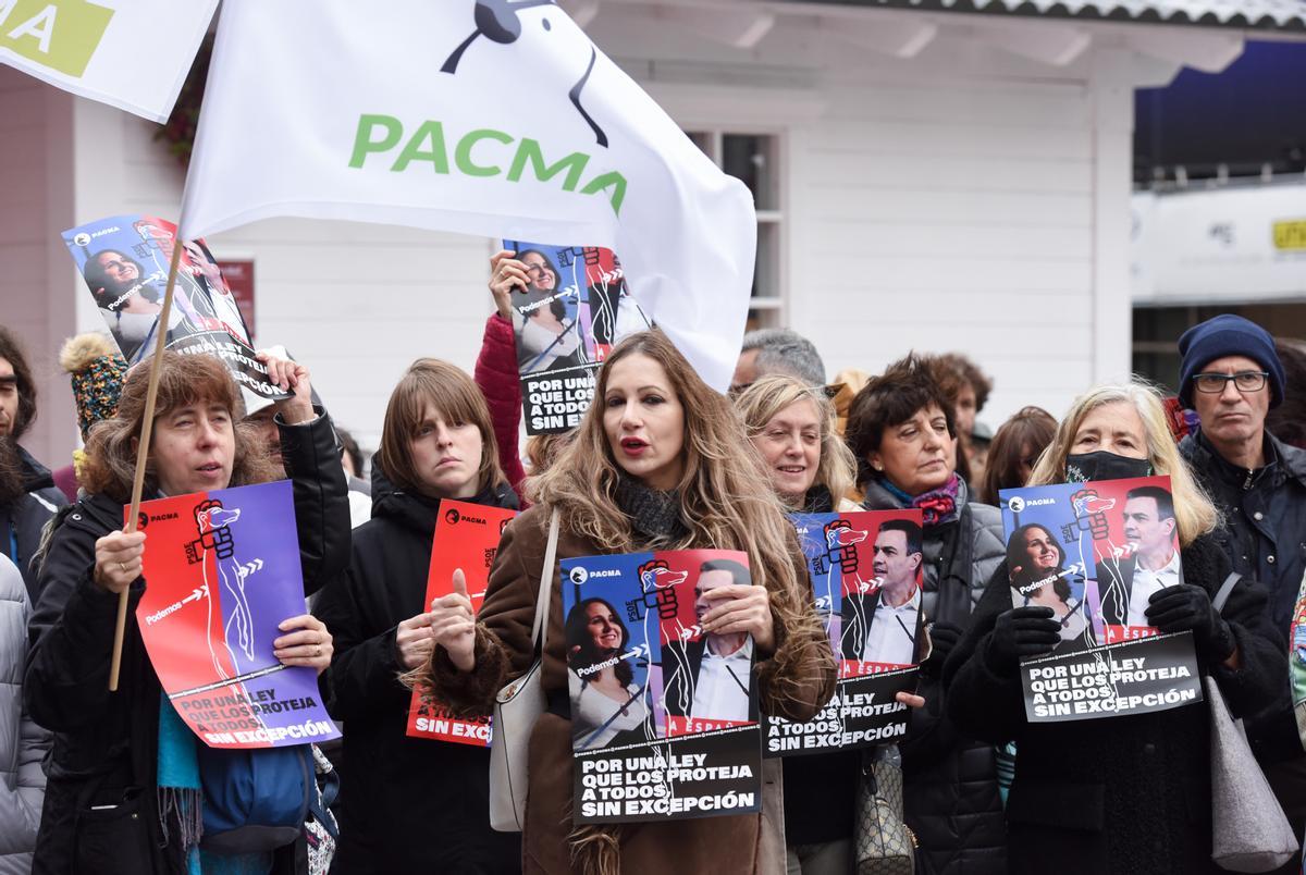 Concentración de protesta para pedir al PSOE y a Unidas Podemos que incluyan a los perros de caza, guarda y actividades específicas en el proyecto de ley de protección animal