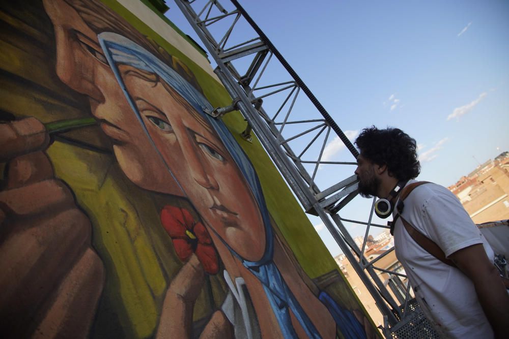 Carlos Adeva junto a su mural de Antonio Pedrero.