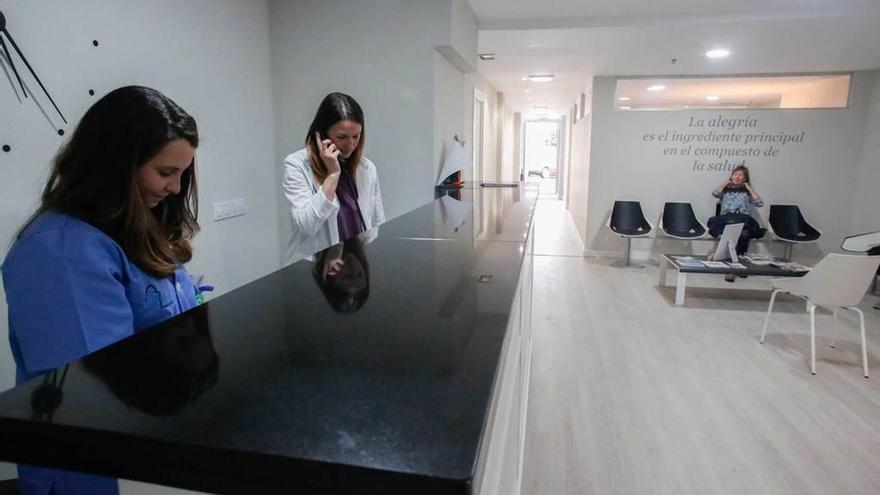 La enfermera Claudia Menéndez y la recepcionista Belga González, en la clínica.