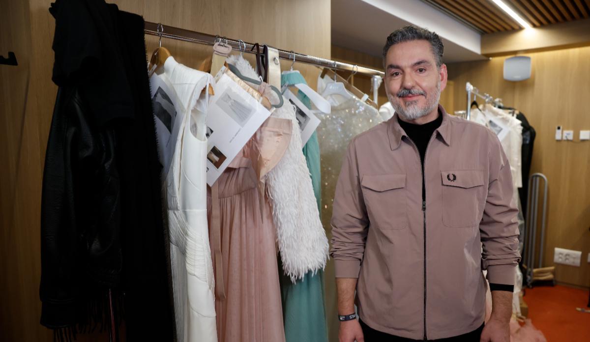 El diseñador Juan Duyos durante la preparación del desfile.