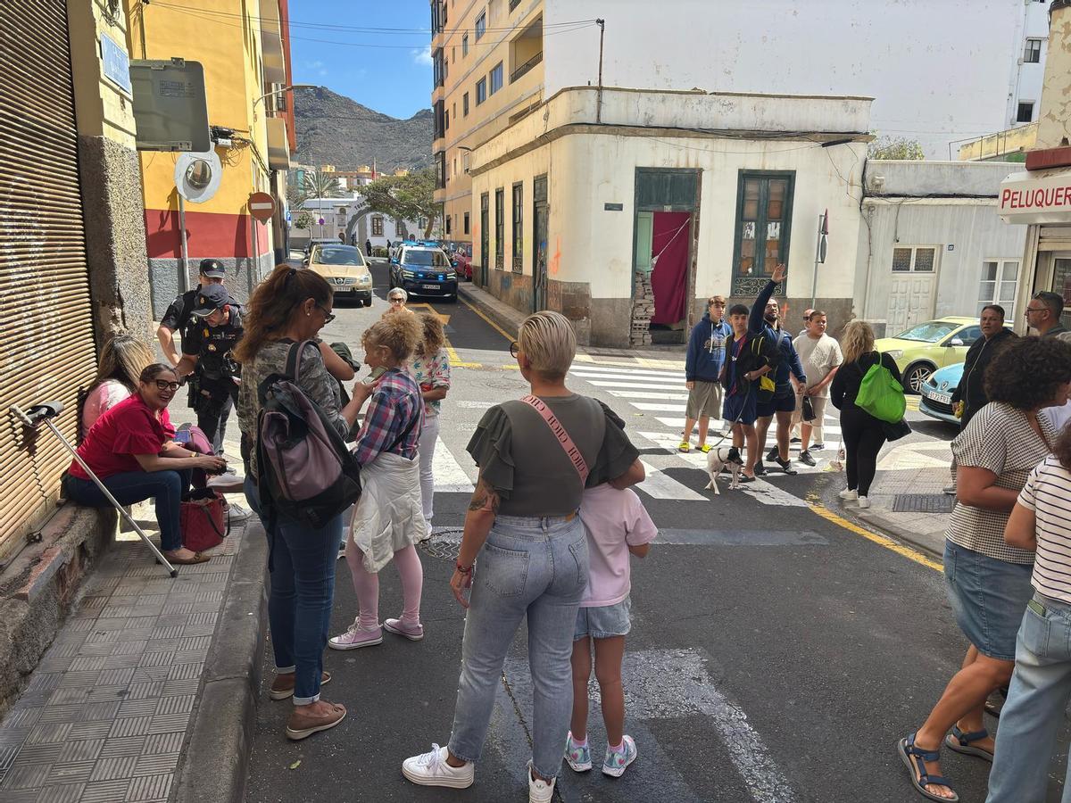 Vecinos de El Toscal, concentrados este viernes cuando los okupas aún no habían abandonado la vivienda.