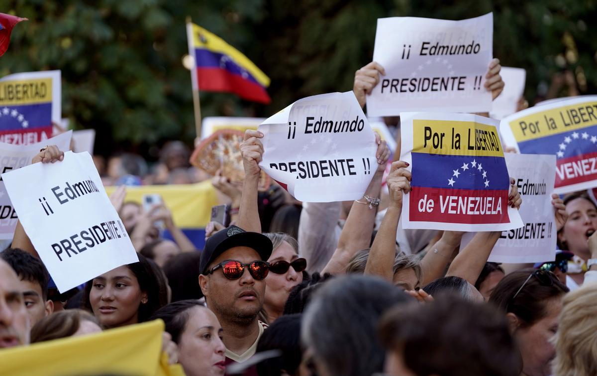  Acto Con Venezuela para defender y respaldar a Edmundo González, frente al Congreso de los Diputados.