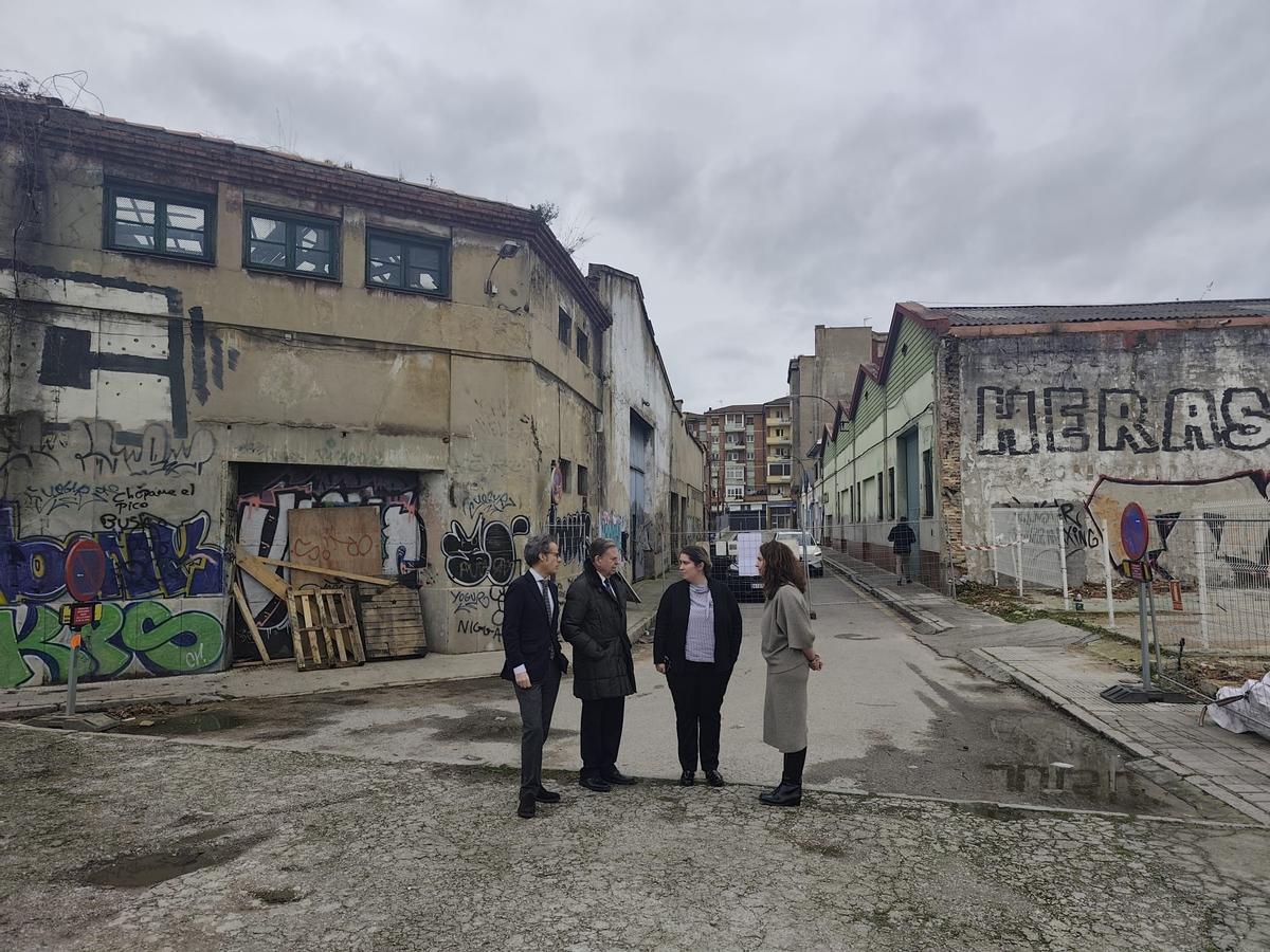 Por la izquierda Nacho Cuesta, Alfredo Canteli, María Balmiri y Julia García junto a una de las naves derribadas de la zona de Almacenes Industriales.