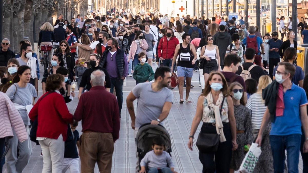 Cientos de valencianos, con y sin mascarilla, pasean este 29 de diciembre por la playa de Las Arenas.