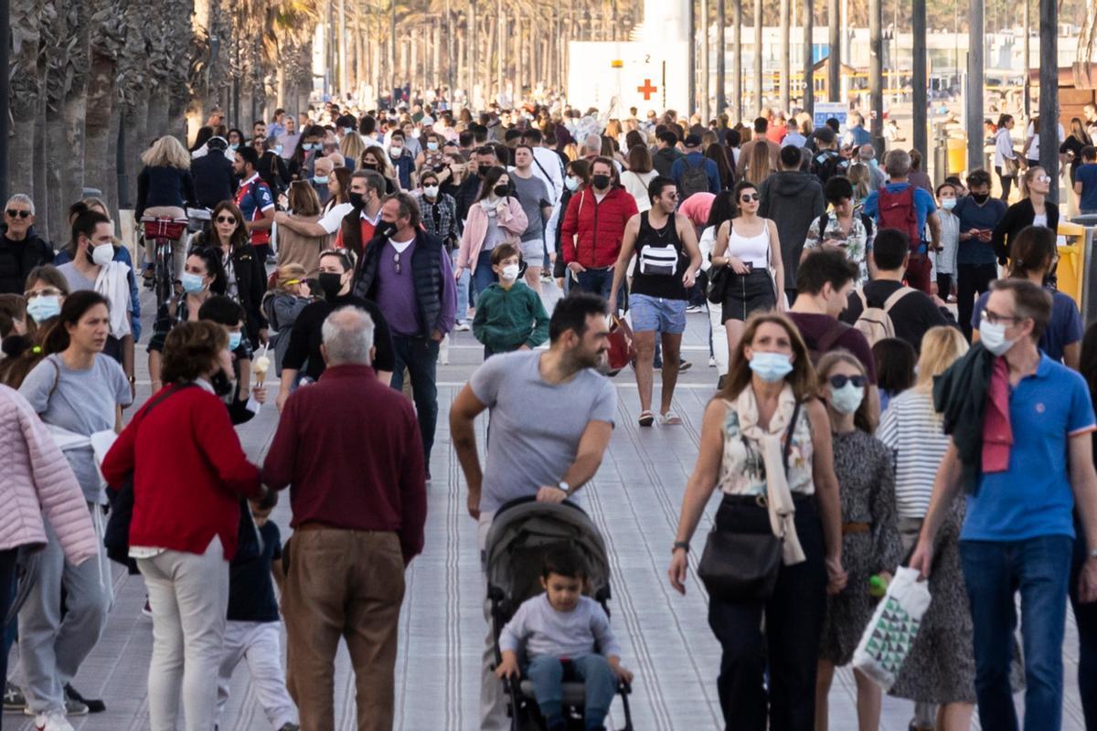 Cientos de valencianos, con y sin mascarilla, pasean este 29 de diciembre por la playa de Las Arenas.