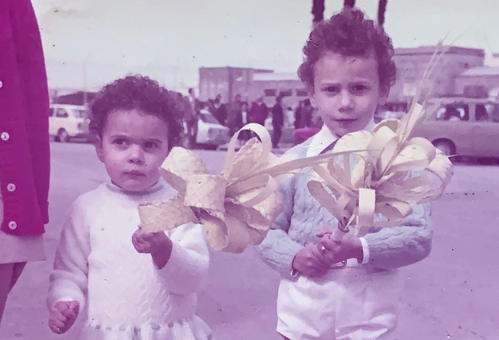 Silvia y su hermano Anxo Pintos, en Semana Santa, de pequeños