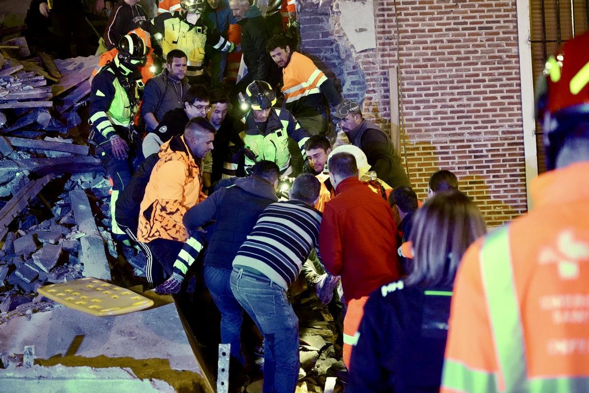 Labores de rescate de los atrapados.